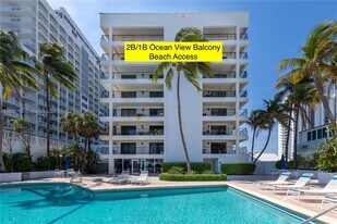 5415 Collins Ave, Unit 704 in Miami, FL - Building Photo