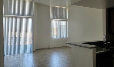 945 N Serrano Ave in Los Angeles, CA - Foto de edificio - Building Photo