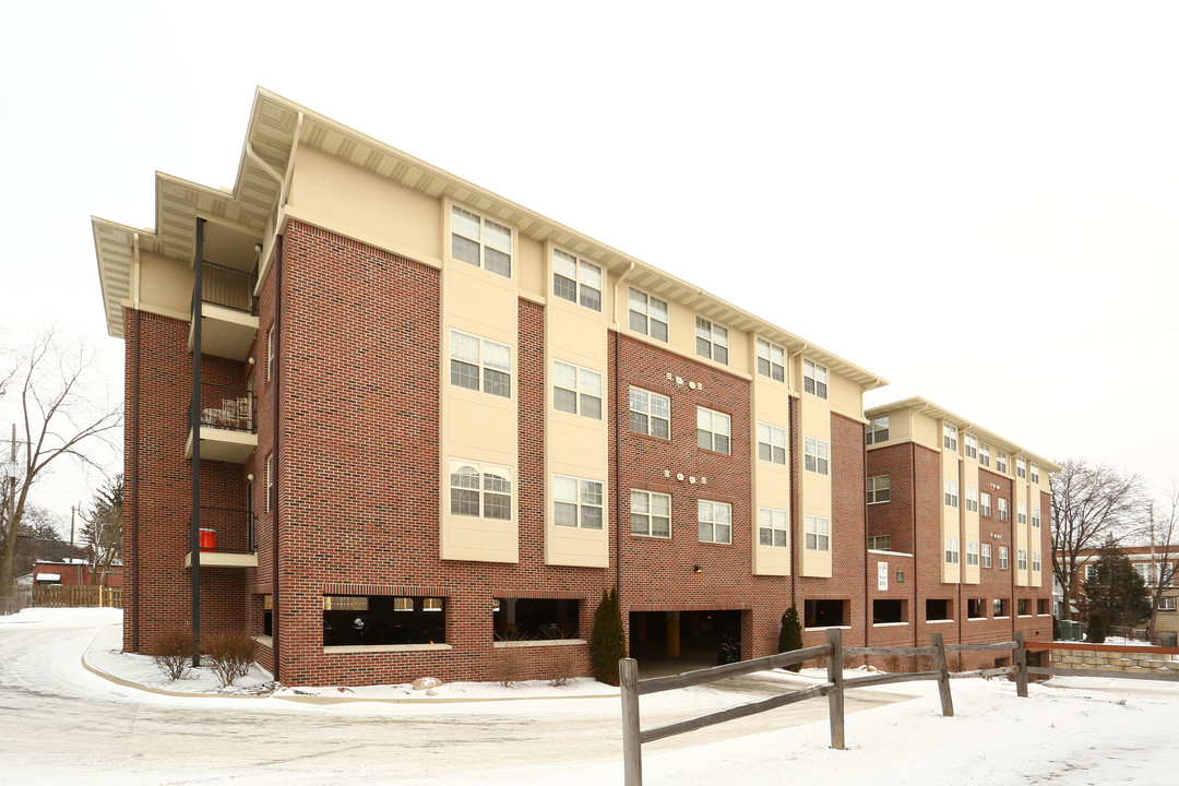 241 Louis St in East Lansing, MI - Foto de edificio