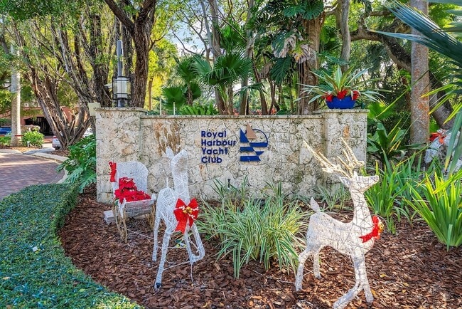 6204 Paradise Point Dr in Palmetto Bay, FL - Building Photo - Building Photo