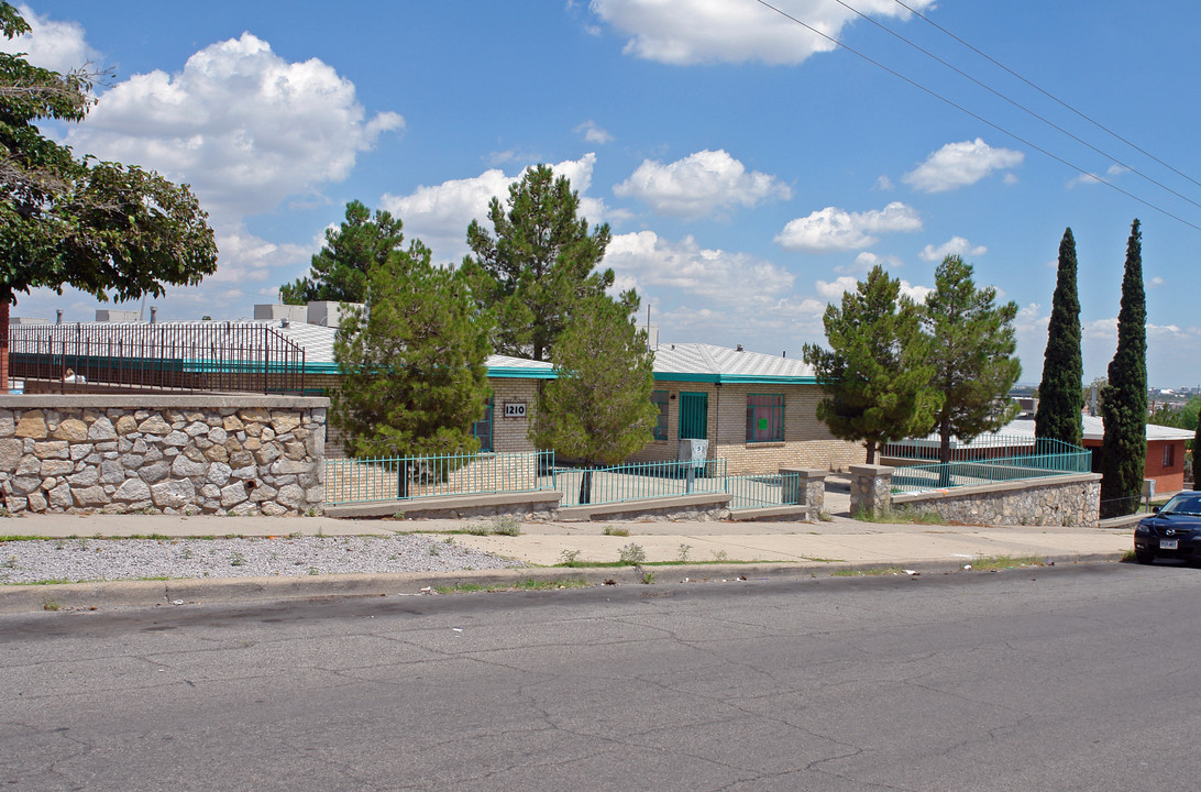 1210 N Virginia St in El Paso, TX - Foto de edificio