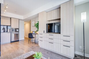 555 Yonge St in Toronto, ON - Building Photo