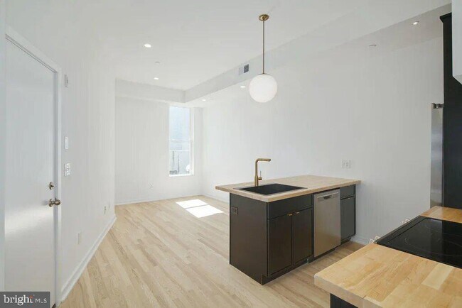 2331 Frankford Ave in Philadelphia, PA - Building Photo - Building Photo