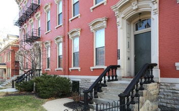 2356-2362 Auburn Ave in Cincinnati, OH - Foto de edificio - Building Photo