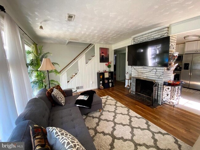 5705 Denfield Rd in Rockville, MD - Building Photo - Building Photo