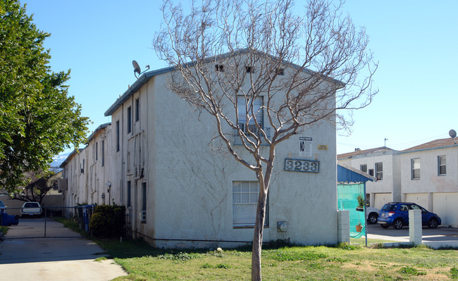 3233 Acacia Ave in San Bernardino, CA - Foto de edificio - Building Photo