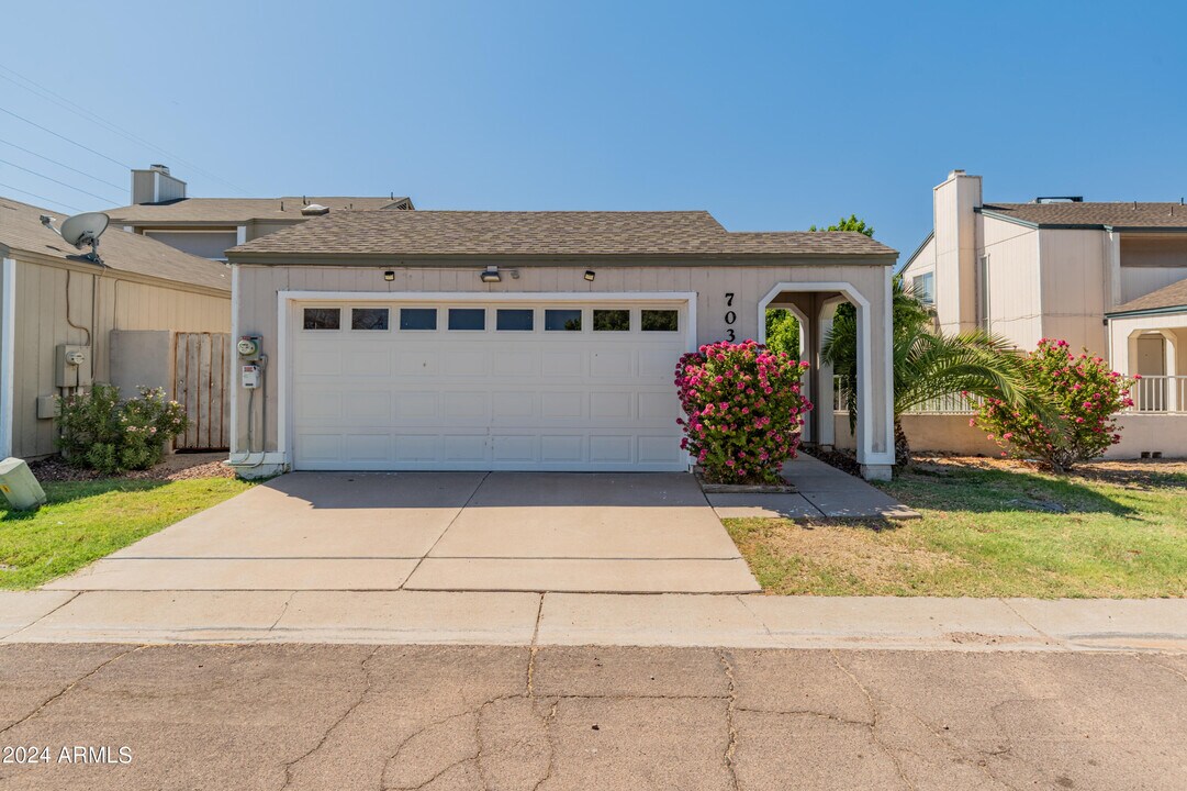 7034 S 42nd St in Phoenix, AZ - Building Photo
