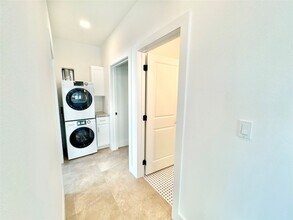 2102 Mechanic St, Unit 205 in Galveston, TX - Building Photo - Building Photo