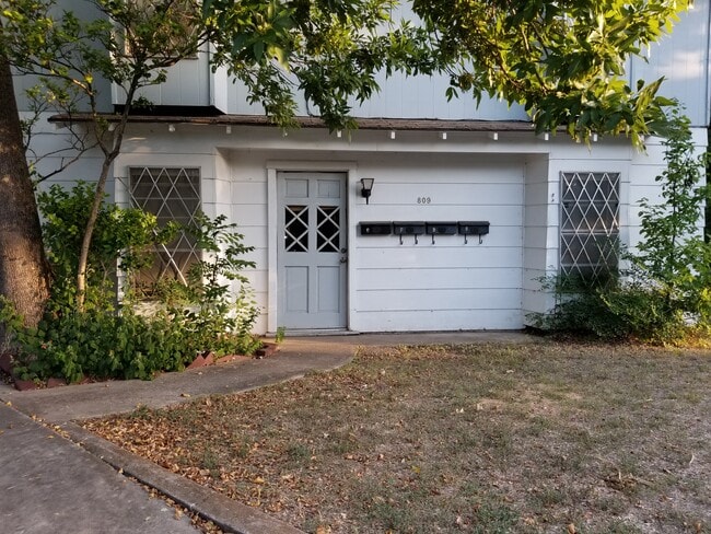 809 W 4th St, Unit C in Taylor, TX - Foto de edificio - Building Photo