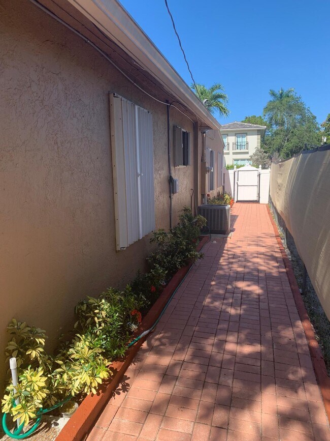 441 NW 14th Way in Fort Lauderdale, FL - Building Photo - Building Photo