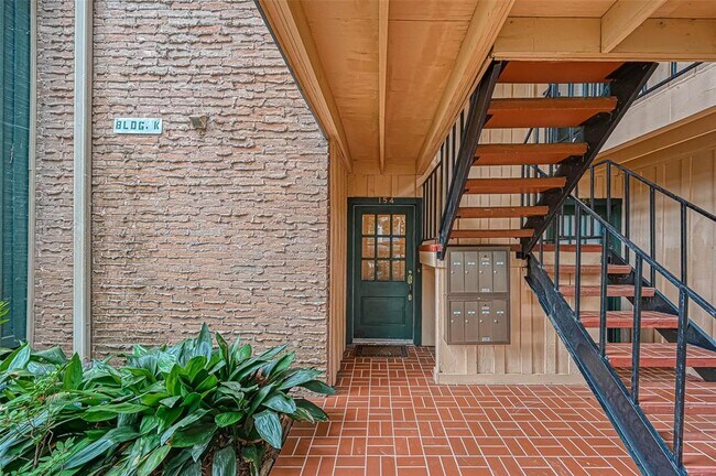 8277 Kingsbrook Rd in Houston, TX - Building Photo - Building Photo