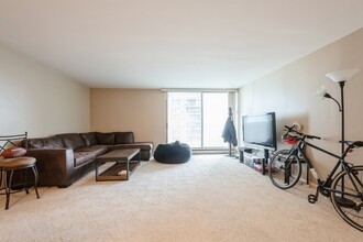 6033 N Sheridan Rd in Chicago, IL - Building Photo - Building Photo