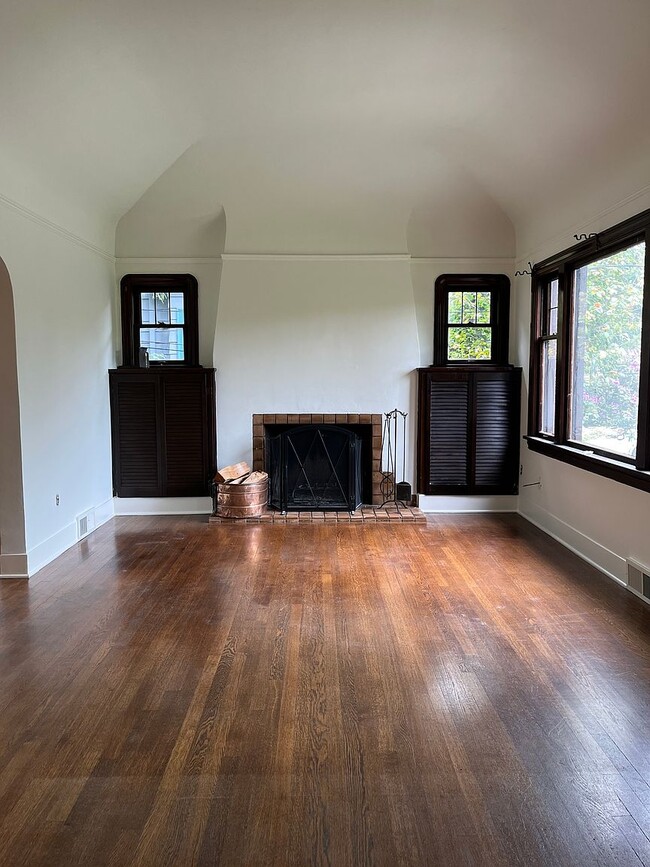 property at 2427 E McGraw St
