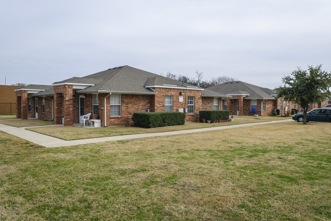 Garland Estates in Garland, TX - Building Photo