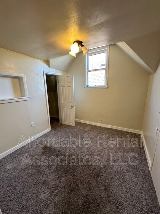 827 W Maple St in Milwaukee, WI - Building Photo