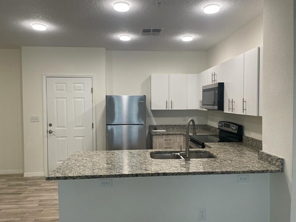 2121 McCoy Rd in Belle Isle, FL - Foto de edificio