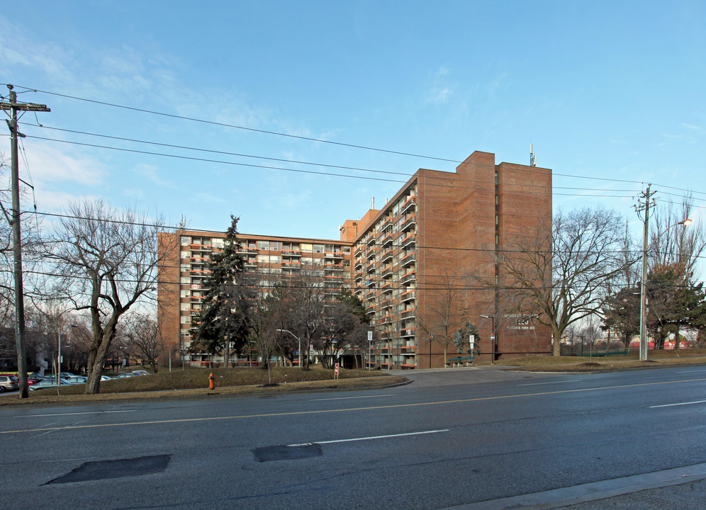 Sunrise Tower in Toronto, ON - Building Photo