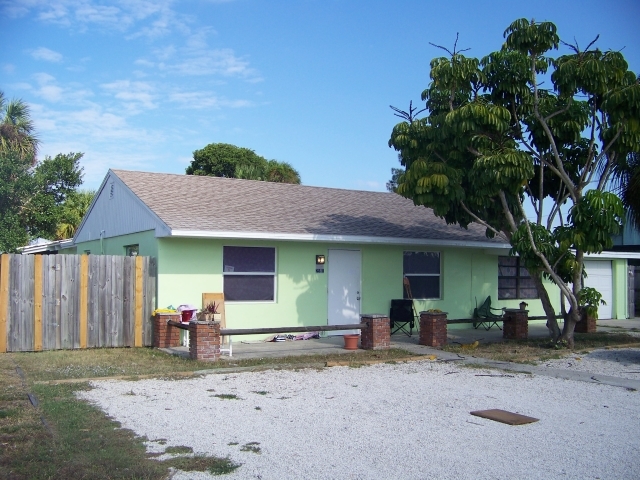 2581 Spence Dr NE in Palm Bay, FL - Foto de edificio