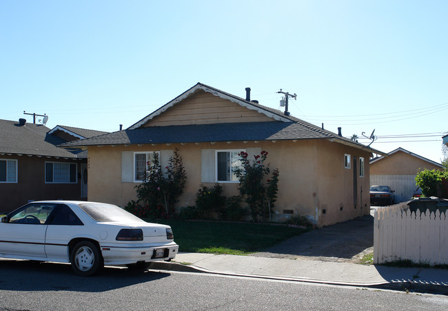 5345-5347 Roland Way in Oxnard, CA - Building Photo - Building Photo