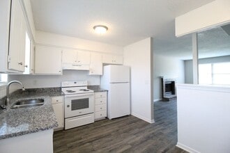 137 N Saxony Dr in Olathe, KS - Building Photo - Building Photo