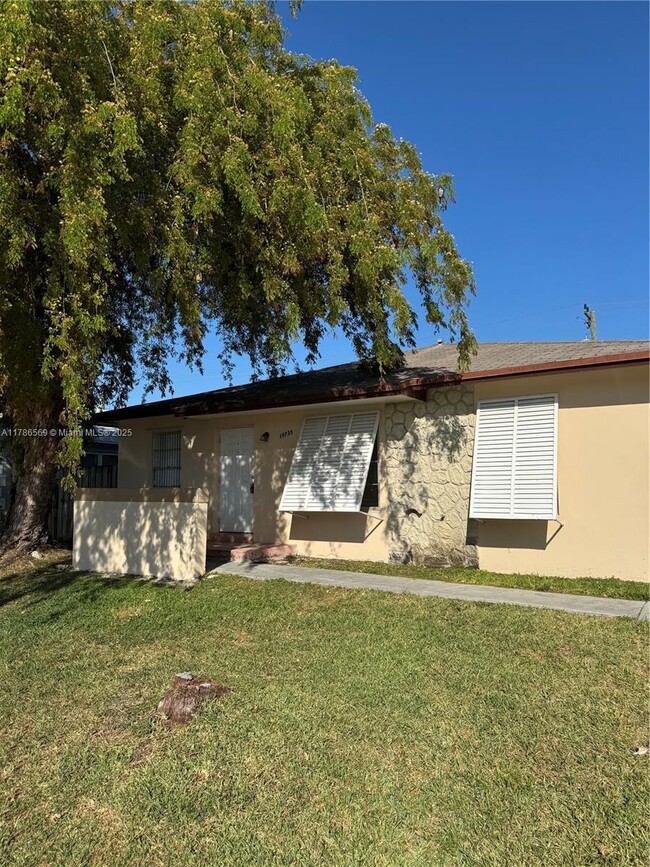 18735 SW 100th Ave in Cutler Bay, FL - Foto de edificio - Building Photo