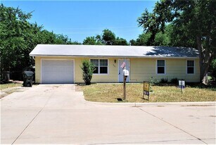 806 S 1st St in Sanger, TX - Building Photo