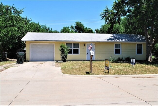 property at 806 S 1st St