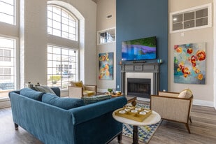 Verlaine on the Parkway in Dallas, TX - Building Photo