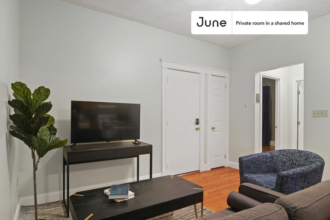 Private bedroom in 4 bed/1 bath Home in Boston, MA - Building Photo