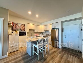 1057-1057 Frost Rd in Kelowna, BC - Building Photo - Building Photo