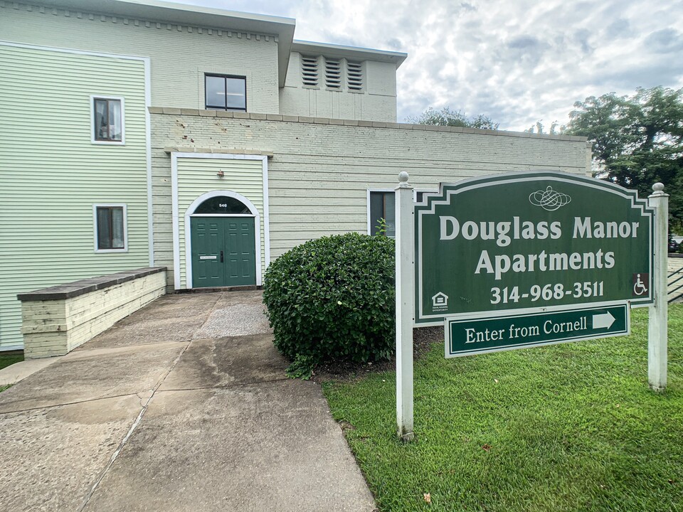 Douglass Manor Apartments in Webster Groves, MO - Building Photo