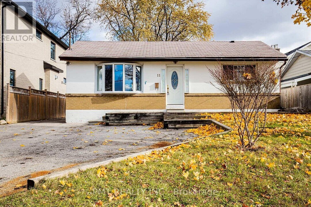 11 Bellefontaine St in Toronto, ON - Building Photo