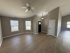 621 Mission Hill Dr in Fort Wayne, IN - Foto de edificio - Building Photo