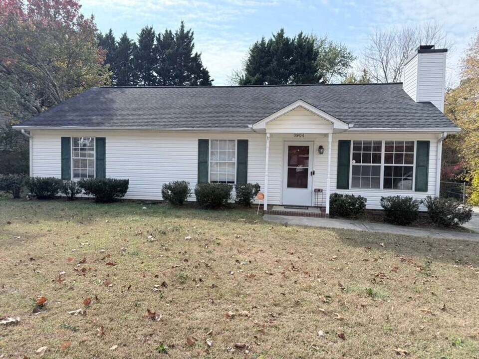 3904 Landover Dr in High Point, NC - Building Photo