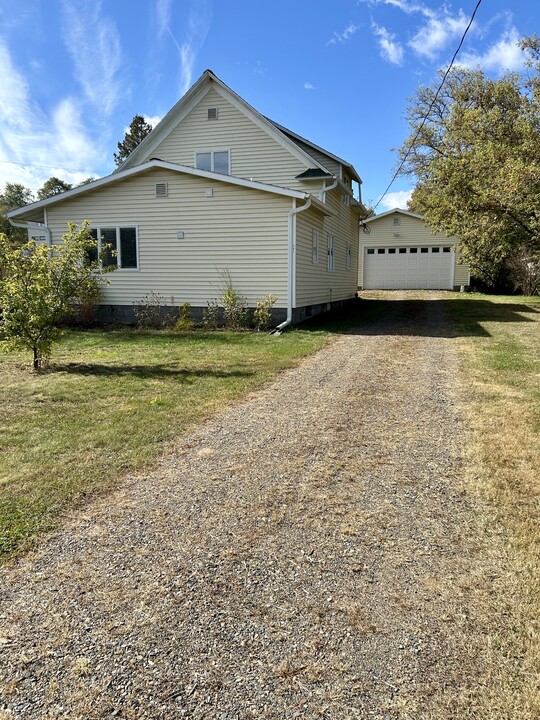 301 1st Ave N in Hibbing, MN - Building Photo