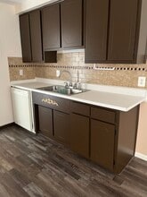 17060 E 11 Mile Rd, Unit #7 in Roseville, MI - Foto de edificio - Building Photo