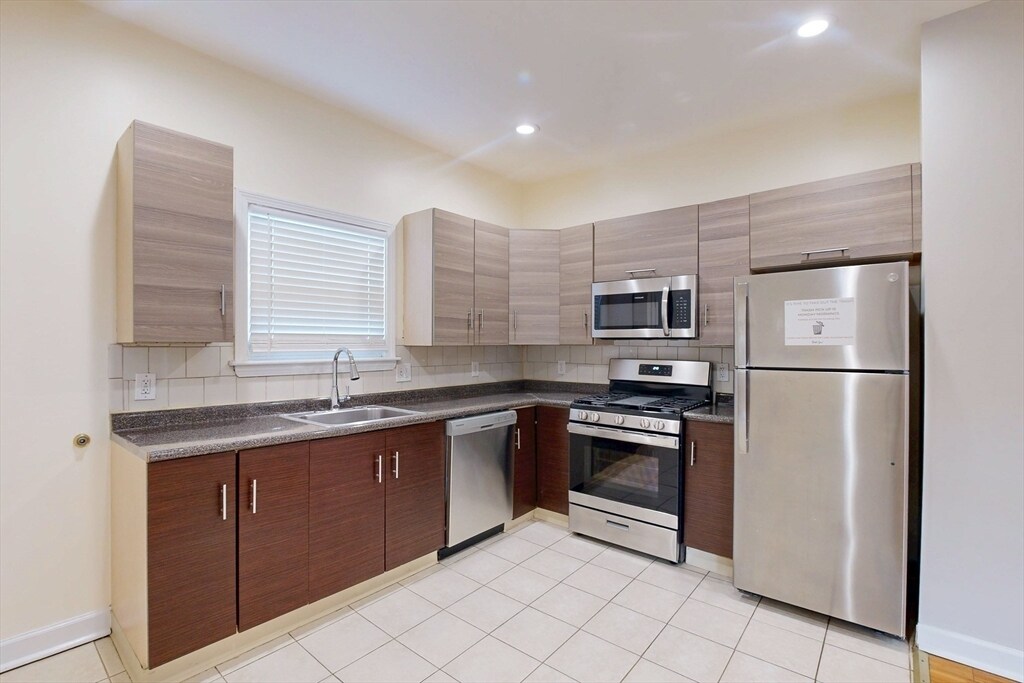 7 Estella St in Boston, MA - Building Photo