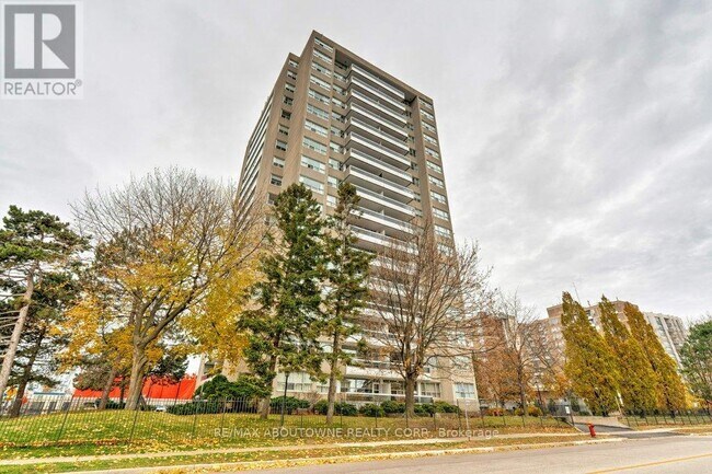2263 Marine Dr in Oakville, ON - Building Photo - Building Photo