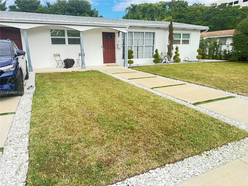 3807 Hayes St in Hollywood, FL - Foto de edificio