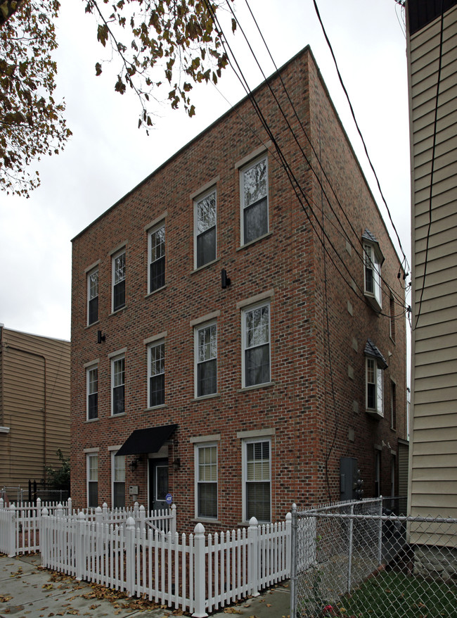 47 Washburn St in Jersey City, NJ - Building Photo - Building Photo