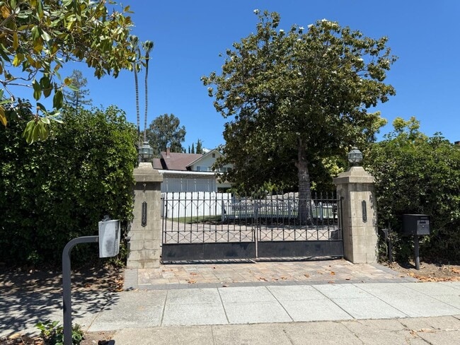 property at 1130 Edgewood Rd