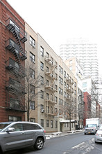 34 W 65th St in New York, NY - Building Photo - Building Photo