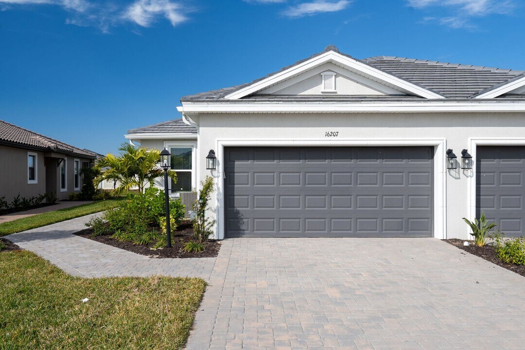 16207 San Donato Pl in Lakewood Ranch, FL - Building Photo