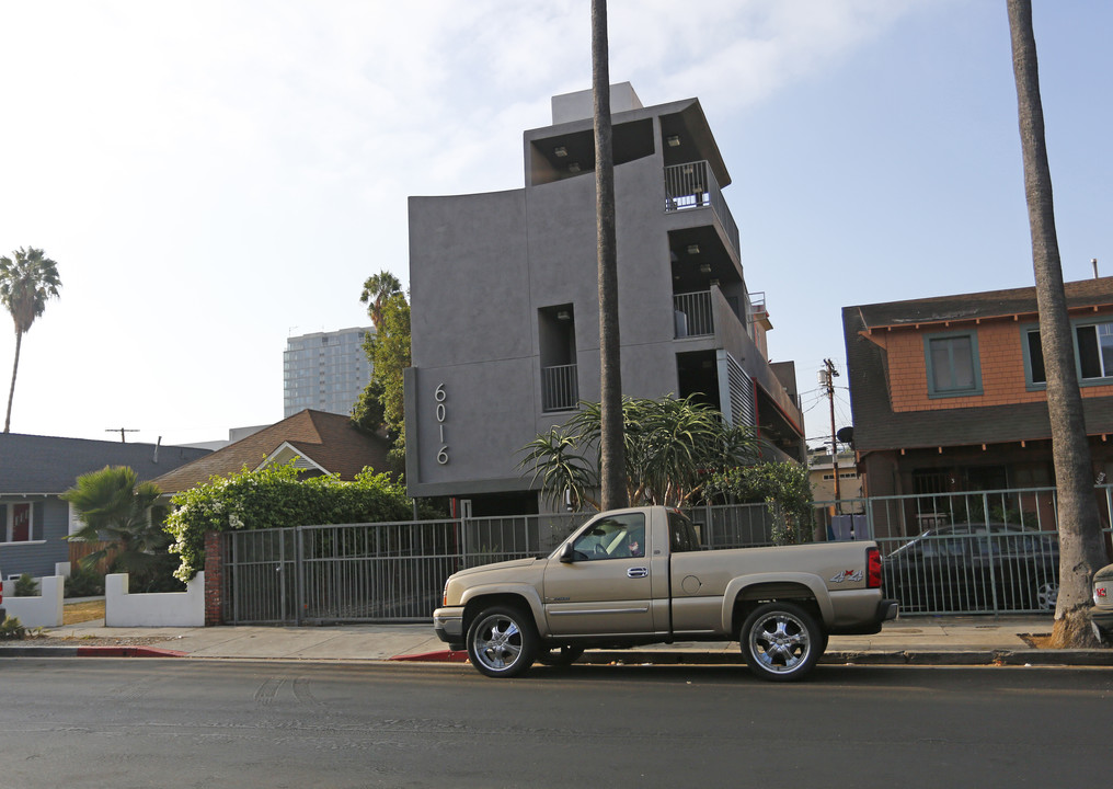 6016 Carlton Way in Los Angeles, CA - Building Photo