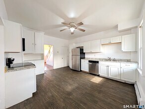 102 Elm St in Winchester, CT - Building Photo - Building Photo