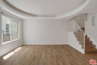 10627 Moorpark St-Unit -5 in Los Angeles, CA - Foto de edificio - Building Photo
