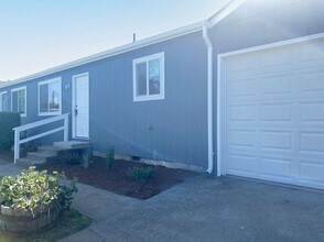 2104 Main St SE in Albany, OR - Building Photo - Building Photo