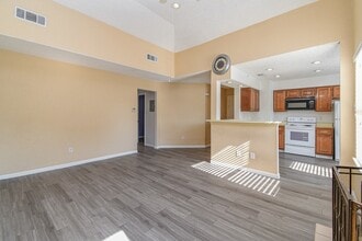 2011 Spenwick Dr, Unit 523 in Houston, TX - Foto de edificio - Building Photo