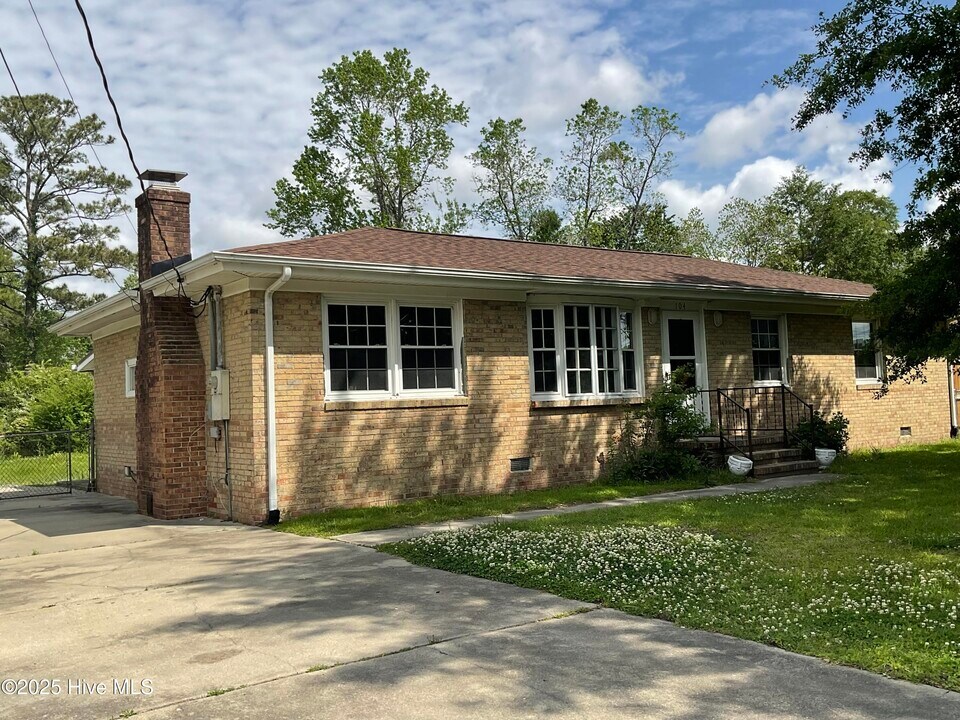 104 Greencrest Cir in Jacksonville, NC - Building Photo