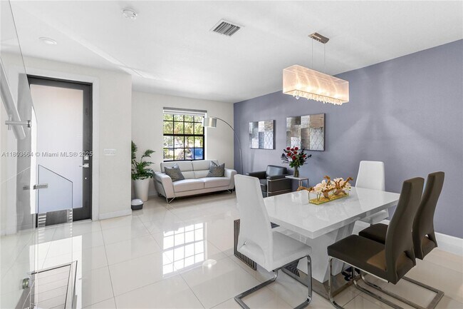 9385 W 33rd Way in Hialeah, FL - Foto de edificio - Building Photo